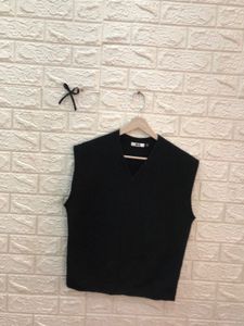 Uniqlo Original Black Sweater Vest🕶️‼️