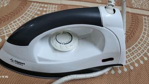 Very Light Weighted Iron By Flipkart Smart