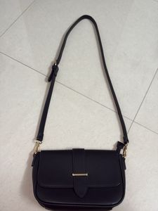UNUSED Chic Black Crossbody Bag (Prive Rome)