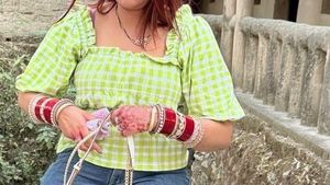 Green Gingham Puff Sleeve Top