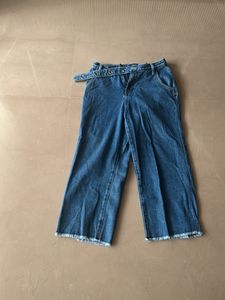 Frayed Hem Cropped Wide-Leg Jeans