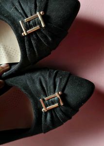 Chic Black Ballerinas