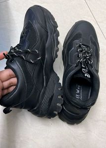 Stylish Black Sneakers - Unisex - Like New - With