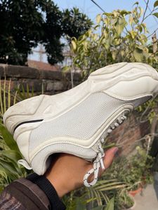 white shooes also fit for uk 6