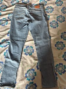 Levi&#39;s Ripped Skinny Jeans