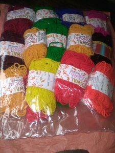 12 Woll Yarn