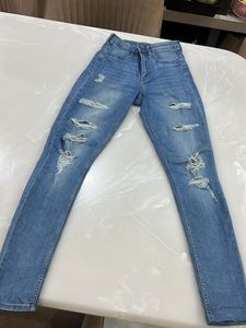 😍H&M 😍Ripped High-Waisted Jeans