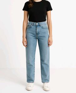 Effortlessly Stylish: The Perfect Blue Jeans