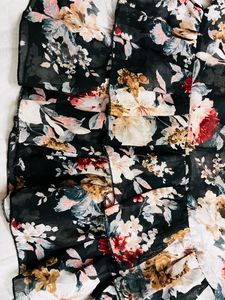 Black Floral Ruffle Crop Top🖤