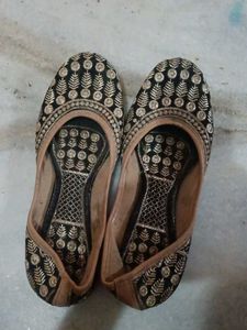 Embroidered Black Juttis