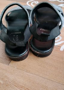 Women Sandals In Very Good Condition.