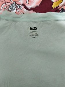 Levi&#39;s Graphic Tee