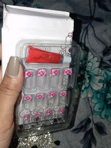 2 Earrings &amp; Artificial Nails