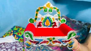 Laddu Gopal Singhasan