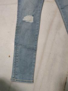 Levi&#39;s Ripped Skinny Jeans