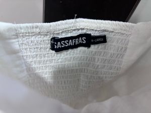 white square neck puff slevees schiffli top