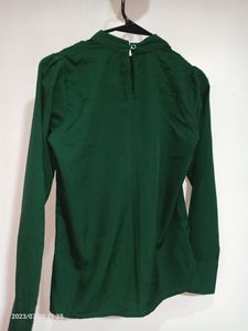 Long Sleeves Solid Top. Small Size X&#39;s. Dark Green.