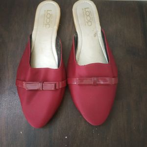 Women Maroon Shoe And Lavie Black Slipper