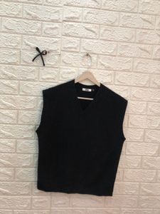 Uniqlo Original Black Sweater Vest🕶️‼️
