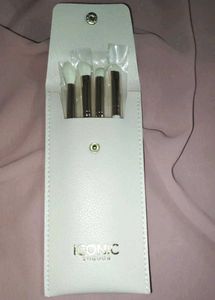 Iconic London Makeup Brush With Pouch