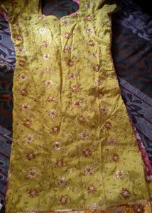 Embroidered sleeveless kurta set