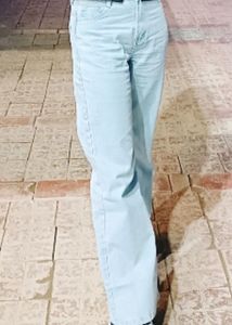 “Bold in Blue: Trendy Baggy Jeans for Effortless!