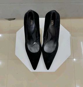 Black Pumped Heel | ZARA