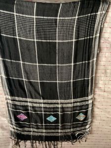 Black &amp; White Checkered Pattern Handwoven Stole