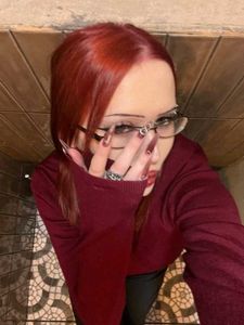 *SALE* Y2K Unisex Sunglasses With Red-gold Temples