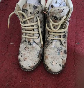Valiosaa  Love Beige Floral Boots