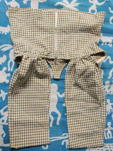 It&#39;s a crop top with criss cross band.