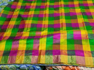 Grey Raw Silk Saree With Checked Pallu And Pleats