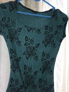 a Beautiful Top with black flower Print Design🌷