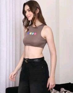 Shein Sleeveless Graphic Chest Print Crop Top