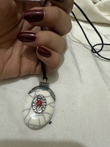 Vintage-Style Oval Pendant Necklace