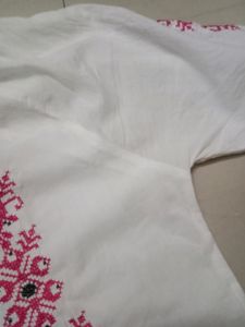 🤩 Embroidered Top