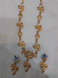 Gold Tone Necklace &amp; Earring Set