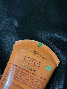 🌞 Lotus Herbals – Safe Sun UV Screen Matte Gel SP