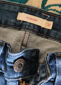 Levi&#39;s Jean XS ize 28&#34;