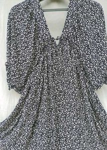 &#34;Stylish Black Floral Short Dress with V-Neck