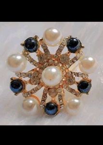Adjustable Ring With Shiny Pearls On It♥️