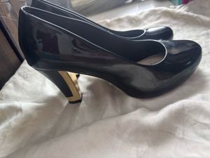 Inc. 5 Black Patent Leather Pumps