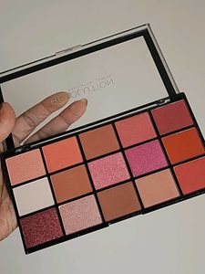 MakeupRevolution Eyeshadow Palatte