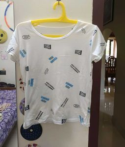 cute white T-shirt.