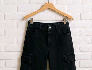 Black Wide-Leg Cargo Jeans