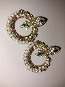 Traditional earrings with green and red pretty diamonds with white pearl