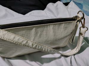 White Slingbag👜