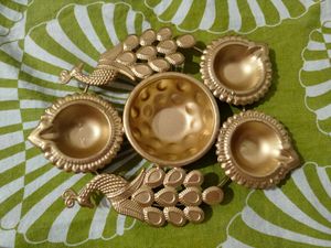 Negotiable Diwali Diyas Set