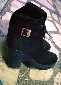 Black Stylish Boots With Design Side Angle Belt