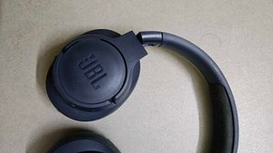 JBL Tune 700BT